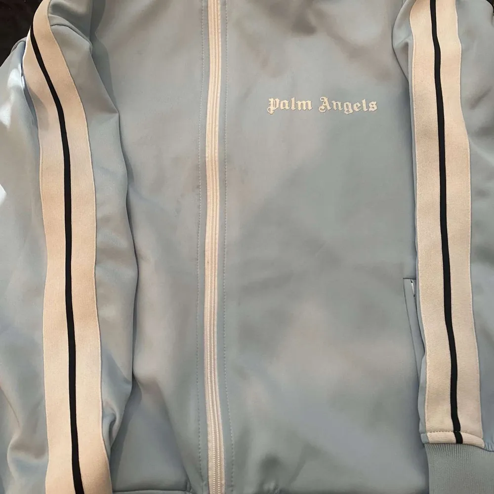 Hej säljer min riktig fin Palm angels kofta som jag har tyvärr väx upp i.  Storlek - S . Hoodies.