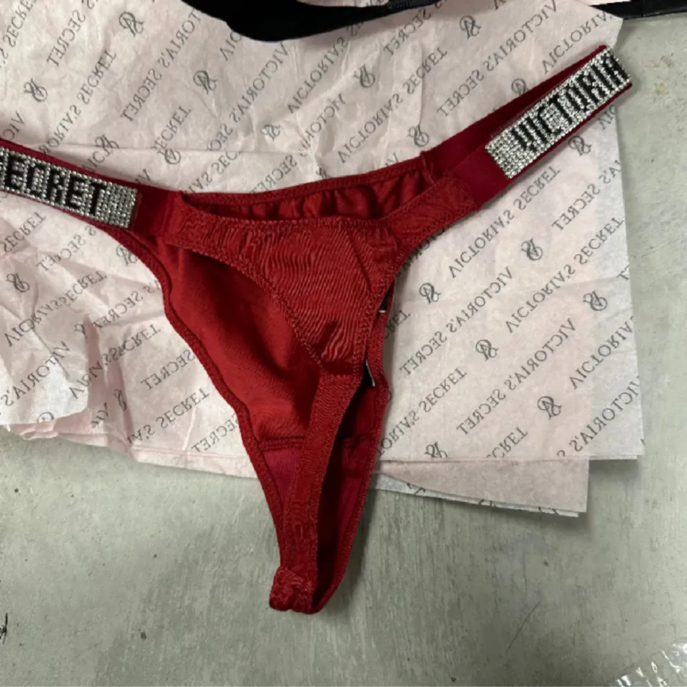 Vinröda satintrosor från Victorias secret. Helst oanvända och i String. Har fler färger på min sida! Storlek m men små i storleken så passar s/m. Övrigt.