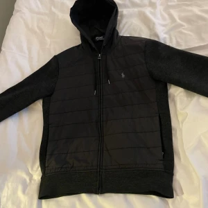 Ralph lauren cardigan/jacka - Tja, säljer min ralph lauren jacka som inte säljs längre, så den är unik. Köpte den förra året och har inte använt den speciellt mycket. Skick 8/10 