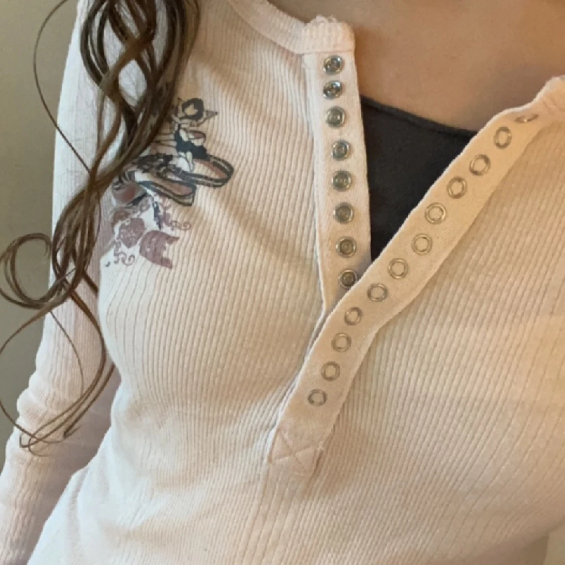 Rosa henley topp med detaljer - 91