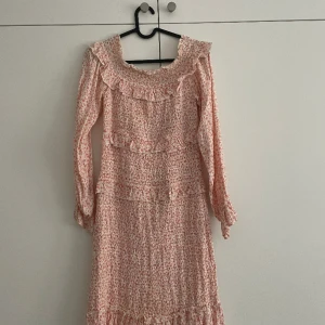 Sommarklänning  - Säljer denna fina sommarklänning i storlek XS. 