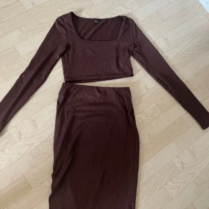 Brunt set - Kjol och tröja set, använt 1 gång förra sommaren💕