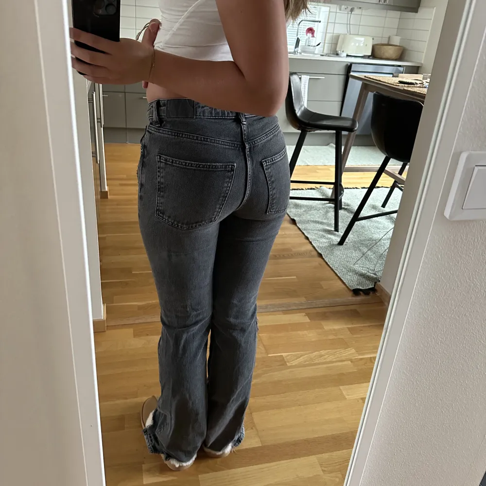 Säljer dessa supersnygga jeans från Gina i storlek 36. De är ripped på vänstra knät🩷. Jeans & Byxor.
