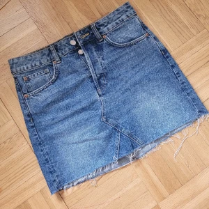 Jeanskjol kort stl.36 - Fin kort jeanskjol &Denim stl.36 Fransig nertill. Som ny!