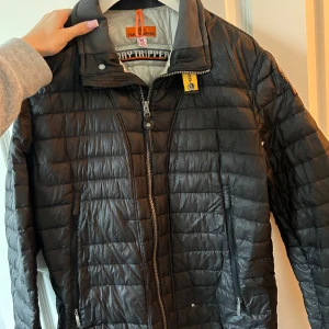 Parajumper vårjacka - Säljer min sambos parajumper jacka då den bara ligger i garderoben samlar damm. Storlek XL, är i använt skick men välbevarad. Nypris 5199kr.