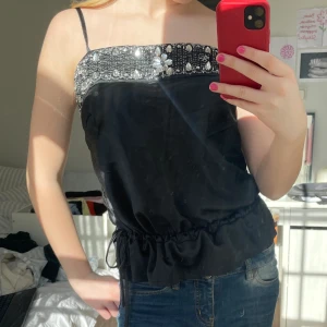 Satinlinne  - Superfint linne med band i midjan så man kan justera passformen! Bra skick. 