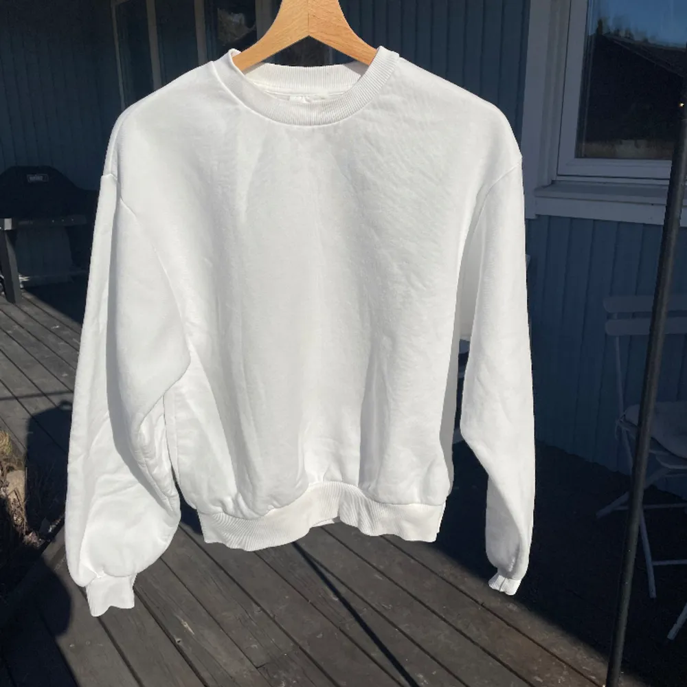 Säljer denna vita sweatshirt från Gina tricot, den är jätte bra sick och använd fåtal gånger. Hör av er om ni har några frågor. :). Tröjor & Koftor.