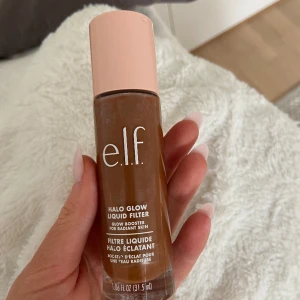 Elf halo glow  - Säljer denna då jag beställde hem i fel färg, har sett att man kan använda da den som bronzer eller liknande💖