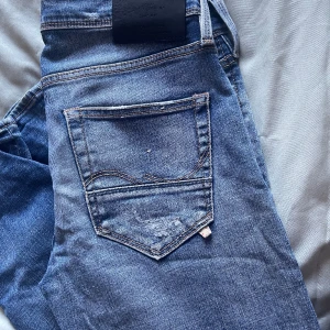 Jack & Jones jeans herr  - Dessa är slim fit i storlek 31/32, väldigt fint skick. 