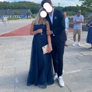 Balklänning  - Intressekoll på min super fina balklänning, endast använd 1 gång! Helt i nyskick  Den är från jj house och köptes för 2199. Den är öppen i ryggen med snörning  Lägre pris vid snabb affär