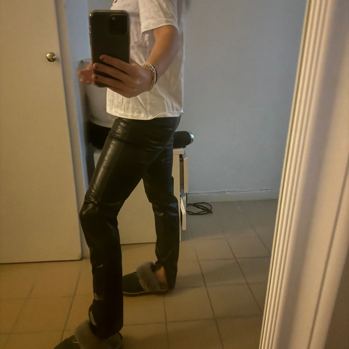 Svarta skinnbyxor med slits