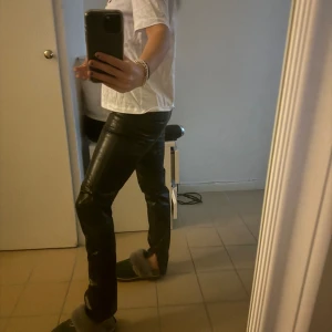 Svarta skinnbyxor med slits - Snygga skinnbyxor med slitning 