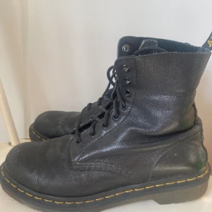 Dr Martens - Dr martens, slitna vid hälen på insidan annars som nya! Har så kallade ”steel toe” 