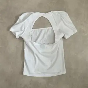 Säljer denna fina vita tröjan från Gina Tricot med öppen rygg. Ny skick, säljer då den ej kommer till användning!