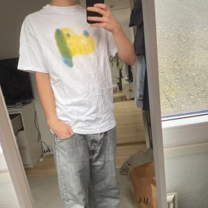 Weekday T-shirt  - Vit Weekday T-shirt med hundtryck. Storlek S passar S/M.