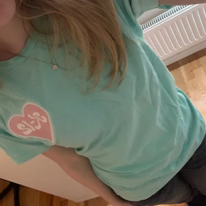 Melanie Martinez t-shirt - Säljer min superfina Melanie Martinez t-shirt som är köpt direkt från Melanies egna webbshop. Knappt använd och är i nyskick. Storlek S men är oversized så passar även M. Har slutat tillverkas men nypris var runt 350 kr. Priset kan diskuteras 🩷