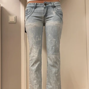 Jätte snygga lågmidjade bootcut jeans - De är tyvärr inte i min storlek därav säljer. Aldrig använts, nya utan prislapp. De är i perfekt skick och har snygga detaljer!! De är ljusblåa och bootcut. Skulle säga att de är i storlek S/36. Skriv innan köp och för mer info!!