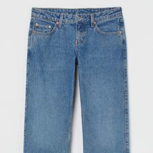 Säljer mina weekday jeans då det tyvärr blivit för små. Dem är använda ett flertal gånger men i bra skick☺️