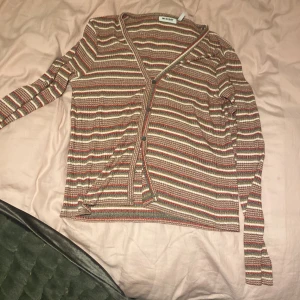 Super söt kofta  - Från WEEKDAY, knappt använd  L men passar S