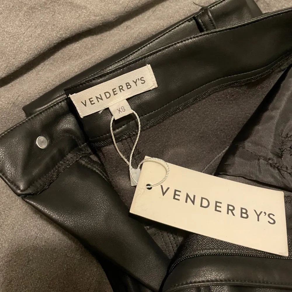 Säljer mina trendiga skinnbyxor från Venderbys (finns ej kvar på hemsidan) helt oanvända med prislapp kvar 🙌🏼 Storlek XS, men stora i storleken!!  Köpa för ca 800, säljer för 300  Priset kan diskuteras🌸. Jeans & Byxor.