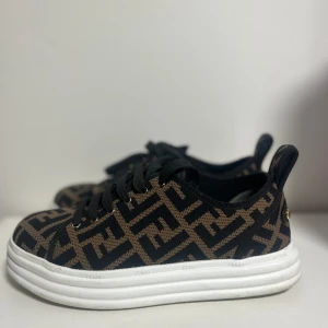 Fendi Cloth Trainers - Fendi sneakers i storlek 38. Jättefint skick och sparsamt använda Kvitto, skolåda, dustbag finns bland alla flyttkartonger, letas fram innan försäljning. Skorna finns i Malmö och det fungerar fint att prova skorna innan köpa på plats. Enda