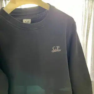 Riktigt clean svart sweatshirt från cp company. Storleken är S. Köpt på johnells för 2000kr för 1 månad sedan så skicket på tröjan är nästintill nyskick. Givetvis äkta (se bild 3)
