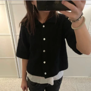 Stickad tröja - köptes i höstas och använt typ 3 gånger. den köptes här på plick och bilderna är lånade av förra ägaren men tröjan är i jättebra skick utan defekter. på mig som är 175 är den ganska kort 🥰