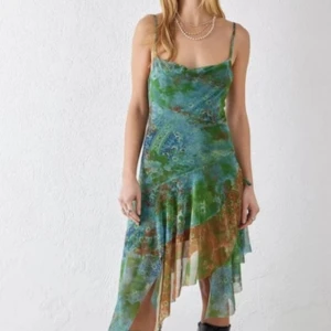 Klänning - Så cool asymmetrisk klänning från Urban outfitters❣️använd typ en gång 