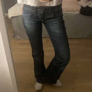 Lågmidade jeans - Säljer dessa jätte snygga bootcut jeans från reactive. Dem är helt oanvända och lappen sitter kvar. Skriv om ni har funderingar eller vill ha fler bilder😊. Höftmått: 39cm.    Innerbenslängd: 78cm.   