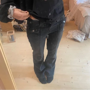 svarta jeans - Köptes här på Plick men används tyvärr inte!! (Inte min bild) Midjemått:38cm Innerben:80cm Lappen är avklippt därav storleken som står