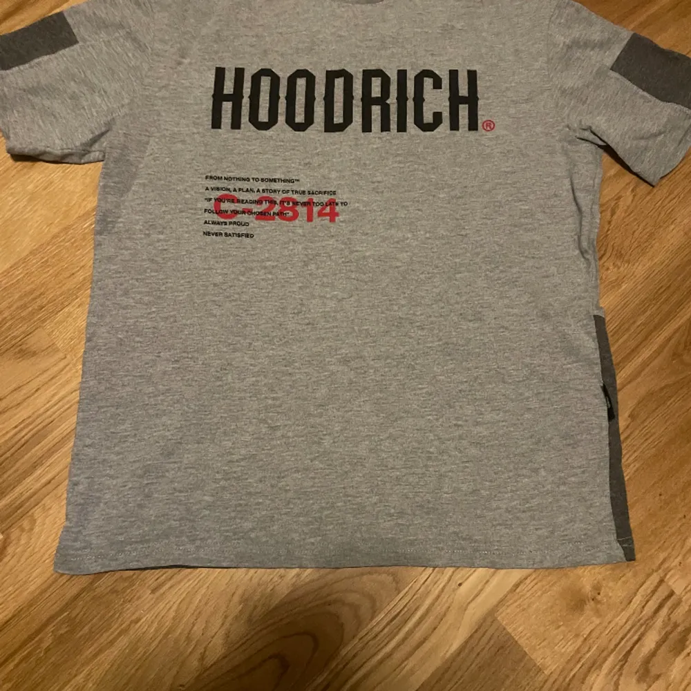 Hoodrich tshirt i nydkick som inte säljs längre. T-shirts.