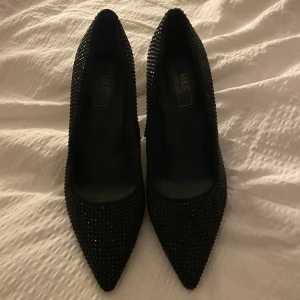 Klackar - Klackar med svart strass från marks & spencer. Tänkte använda dessa på min bal men valde ett par andra och därav är dessa endast provade! Pris kan diskuteras 