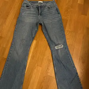 Bootcut jeans med hål på ena knät i en tvättad blå färg. Använt fåtal gånger. nypris 499🩵