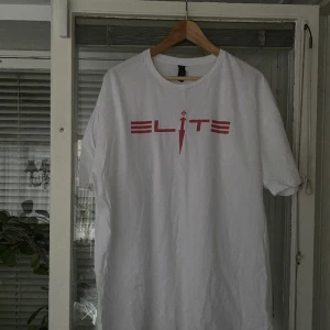 Elite t-shirt - Random t-shirt från @3rd.world.elite på ig  8/10 cond tvättad 1 gång  XXL true to size