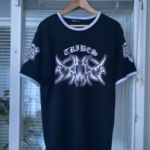 Vintage t-shirt - Svart vintage t-shirt  8/10 cond knappt använd, inga flaws vad jag kan se  XL strl sitter som L