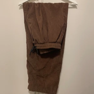 Tunna manchesterbyxor - Fina manchesterbyxor i bra skick, mer åt pyjamasbyx hållet i känslan!  Storlek L men kort på mig (186cm)