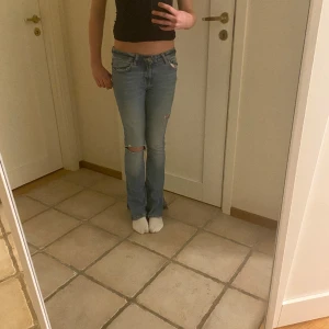 Jeans - Utsvängda jeans från bershka med slits. Klippt hålen själv💗