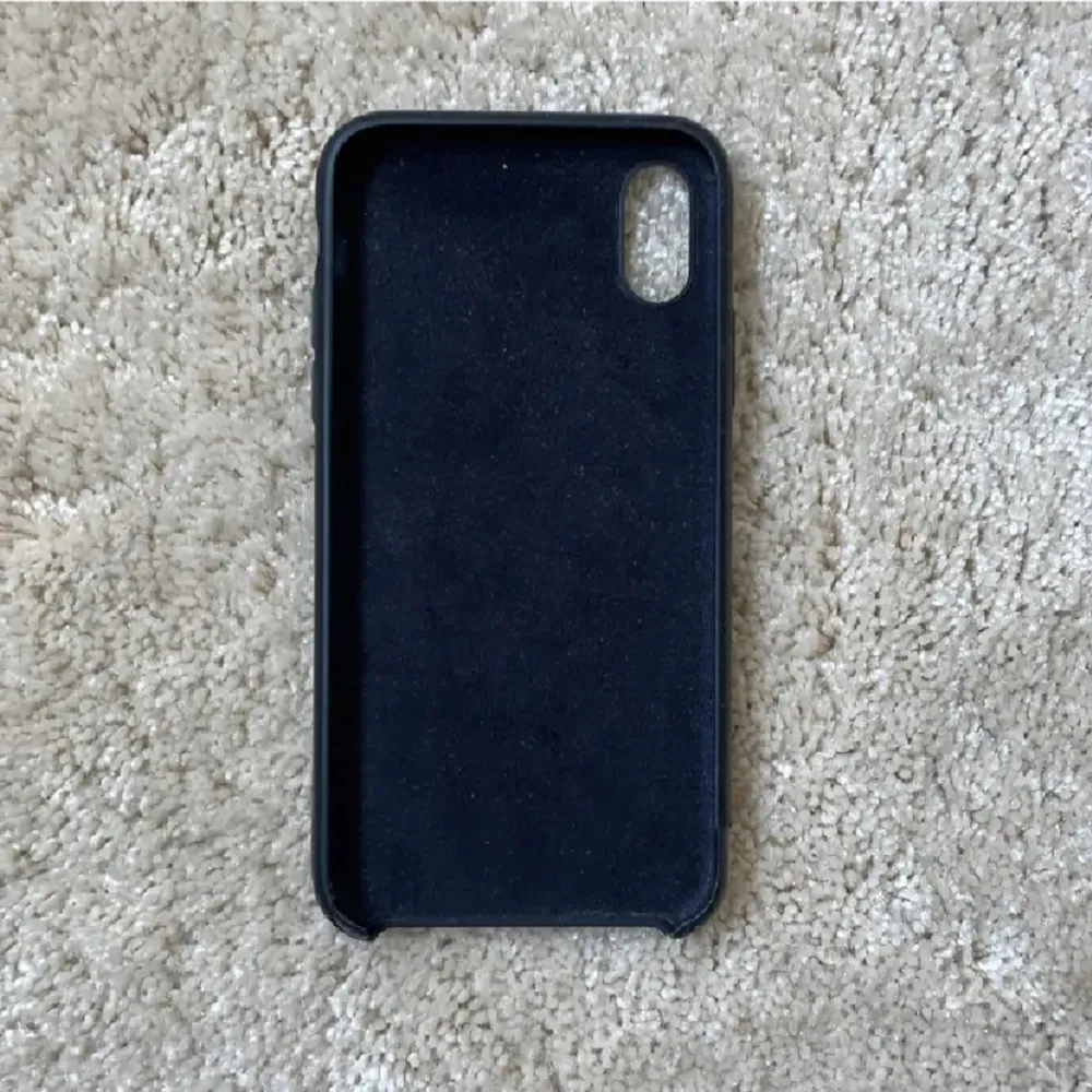 Så fint svart mobilskal i silikon,  ifrån Apples egna märke🫶🏻 I fint skick förutom att en liten bit i vänstra hörnet lossnat (bild 3), därav priset🫶🏻 passar iPhone X! köparen står för frakt 14kr💌. Accessoarer.