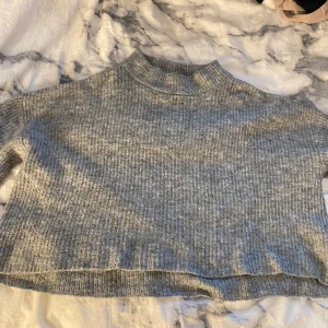 Grå Stickad tröja  - Jätte fin den sitter som en magtröja men är utsvängd, sticker inte utan är mest len.😁