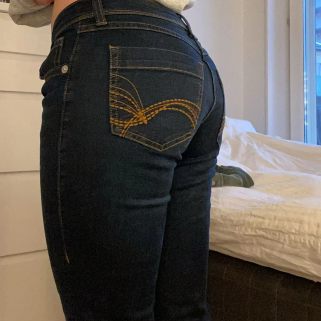 Mörkblåa bootcutjeans från H&M - 90