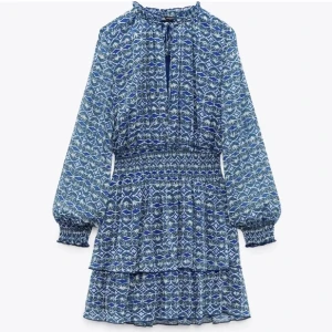 Zara Klänning - Jättefin slutsåld sommarklänning från zara! Endast använd 1 gång, säljer pågrund av att den inte kommit till användning. Skriv priv om du har några frågor eller för fler bilder💕