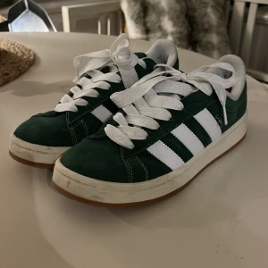 Adidas Campus - Säljer dessa skitsnygga campus i grön. Köpta på plick och har tyvärr ej kvar kartongen. De är i storlek 40 men passar 39👍🏻 Gröna skosnören medföljer! Mvh/ milly❤️ (Finns en till annons med bättre bilder)