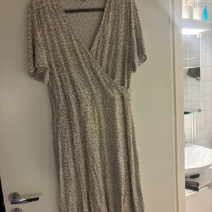 Klänning från Indiska - Beige klänning från Indiska stl L  Väldigt mjukt och stretchigt material Använd fåtal gånger  Köpt för 400kr