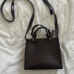 Dark brown bag - Crossbody chocolate dark brown colour, fake leather. Like new. 