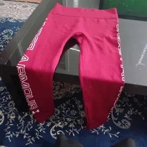 Röda träningsbyxor  - Röda träningsbyxor med vit text på sidan.max använd 1 gång.välsigt bra skick.kontakta föe föer frågor eller bilder. Pris kan diskuteras 😊