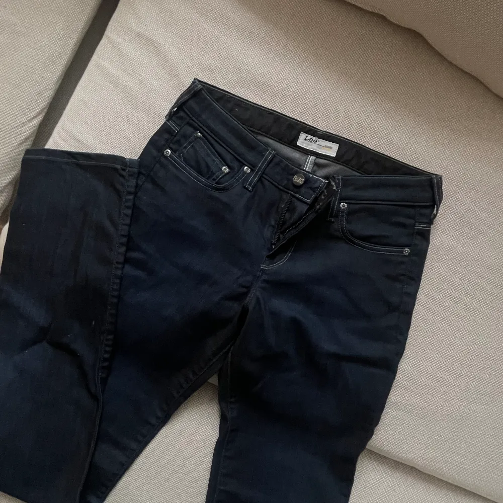 Snygga lee jeans, oklart vilken storlek men skulle säga 34💙💙 säljer pga för små för mig som normalt har en storlek större. Jeans & Byxor.