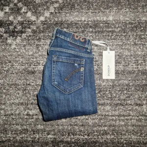 Dondup Jeans  - Tjena! Säljer ett par riktigt schyssta dondup jeans i modellen George. Skicket på jeansen är 9.5/10. Har du några frågor eller funderingar så hör av dig // IC_RESELL 