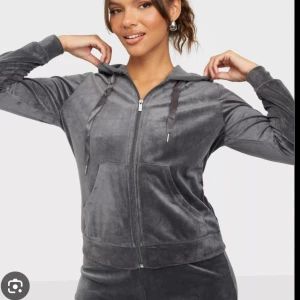 Velourkofta - Kofta i velour från Gina Tricot. Knappt använd. Säljer då den inte kommer till användning