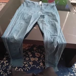 Blåa Skinny jeans  - Ett par blåa skinny jeans som inte kommer till användning längre.är i använt skick.kontakta för fler bilder eller frågor
