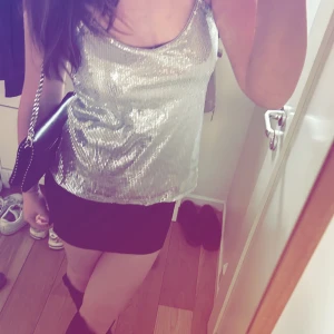 Glittrigt linne  - Säljer detta super fina glittriga linnet perfekt till fest och annat🎉